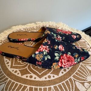 QUPID  Women's Slip On Shoes Navy Blue Floral Size 6.5